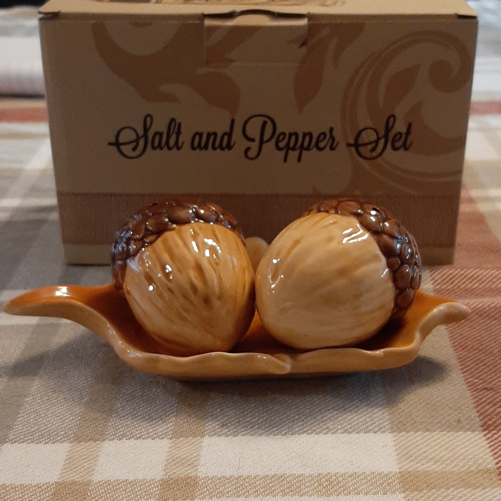 Cracker Barrel Salt & Pepper Shaker